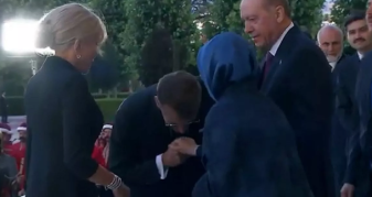 Info Shqip: Momenti i sikletshëm në Ankara, Macron tenton t’i puthë dorën Emine Erdogan, bashkëshortja e presidentit turk nuk e lejon