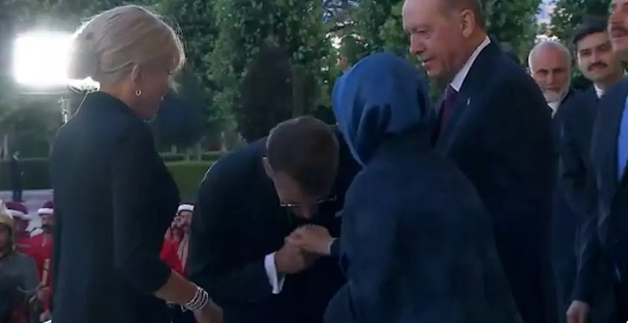 Momenti i sikletshëm në Ankara  Macron tenton t i puthë dorën Emine Erdogan  bashkëshortja e presidentit turk nuk e lejon
