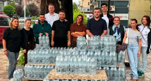 Info Shqip: Forumi Rinor i VLEN-it shpërndan ujë të pijshëm për qytetarët e Gostivarit