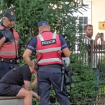 Tensione para Parlamentit në Shqipëri, shoqërohen 5 persona, policia përdor spraj djegës