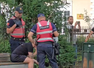 Tensione para Parlamentit në Shqipëri, shoqërohen 5 persona, policia përdor spraj djegës