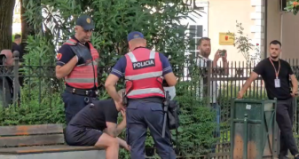 Info Shqip: Tensione para Parlamentit në Shqipëri, shoqërohen 5 persona, policia përdor spraj djegës