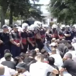 Info Shqip: 20 protestues shoqërohen nga policia pas tensioneve te Parlamenti, 9 efektivë përfundojnë në spital