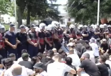 20 protestues shoqërohen nga policia pas tensioneve te Parlamenti, 9 efektivë përfundojnë në spital