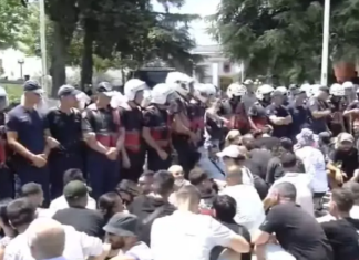 20 protestues shoqërohen nga policia pas tensioneve te Parlamenti, 9 efektivë përfundojnë në spital
