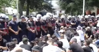 Info Shqip: 20 protestues shoqërohen nga policia pas tensioneve te Parlamenti, 9 efektivë përfundojnë në spital