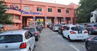 Info Shqip: Reagon Dogana e Qafë Thanës: Nuk u ndaluan zyrtarët e VLEN-it