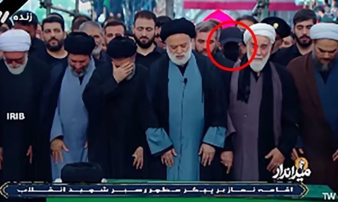 Masku i fshehtë në funeralin e Khameneit: Këtu fshihet udhëheqësi i ri i Iranit? 