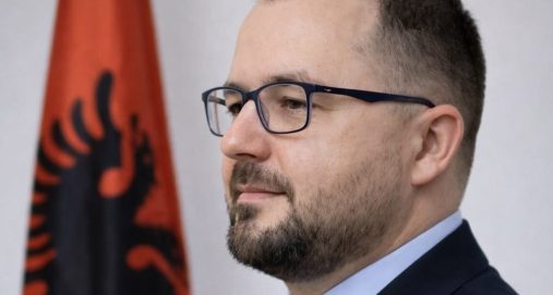 Info Shqip: Astrit Iljazi: Zelenski nga Beogradi konfirmoi mosnjohjen e Kosovës, ndërsa Bujar Osmani uron Ukrainën