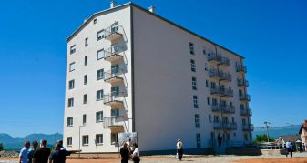 Info Shqip: Dhurimi i banesave sociale në Dibër, drejtoresha e Qendrës për Punë Sociale: Procesi u zhvillua në përputhje me kriteret dhe procedurat ligjore