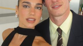 Info Shqip: Bëhet viral shikimi ‘hot’ i Duas ndaj Callum në premierën e filmit