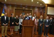 PDK dhe AAK mblidhen në sallën e Kuvendit: Mandatin na e ka dhënë populli, s’mund të na e marrë Kurti
