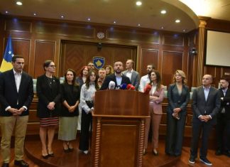 PDK dhe AAK mblidhen në sallën e Kuvendit: Mandatin na e ka dhënë populli, s’mund të na e marrë Kurti