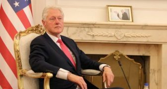 Info Shqip: S’do ta besoni sa vite po mbush Bill Clinton, sot feston ditëlindjen