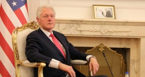 Info Shqip: S’do ta besoni sa vite po mbush Bill Clinton, sot feston ditëlindjen