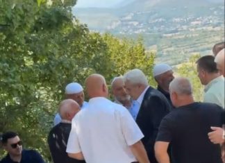 Ali Ahmeti në varrimin e babait të Izet Mexhitit