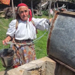 Info Shqip: Një shtëpi, një bunar dhe shumë kujtime! Jeta e hallës Qamile, mes traditës dhe vetmisë
