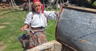 Info Shqip: Një shtëpi, një bunar dhe shumë kujtime! Jeta e hallës Qamile, mes traditës dhe vetmisë