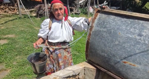 Info Shqip: Një shtëpi, një bunar dhe shumë kujtime! Jeta e hallës Qamile, mes traditës dhe vetmisë