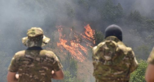 Info Shqip: Heroi i ri i Maqedonisë: Traktoristi parandalon përhapjen e zjarrit duke lëruar mes flakëve