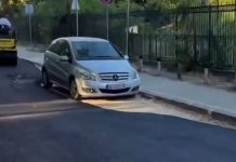 Skandal në Karposh: Pronari nuk e largoi makinën, punëtorët u detyruan të asfaltojnë rreth saj