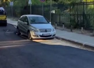 Skandal në Karposh: Pronari nuk e largoi makinën, punëtorët u detyruan të asfaltojnë rreth saj