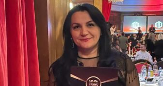 Info Shqip: Shqiptarja Elona Latifi finaliste e çmimit prestigjioz të BBC-së në Britani