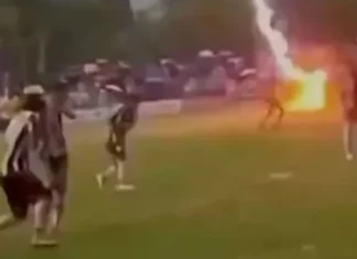 Shokuese! Goditja e rrufesë la të vdekur futbollistin 24-vjeçar (VIDEO)