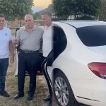 Info Shqip: Xhemati i dhurojnë Mercedes luksoz imamit të fshatit: E gëzofsh hoxho, drejtoje me kujdes (VIDEO)