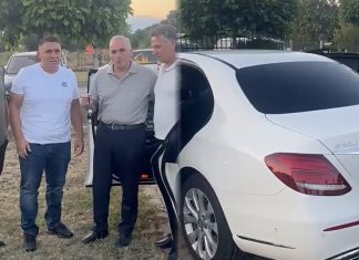 Xhemati i dhurojnë Mercedes luksoz imamit të fshatit: E gëzofsh hoxho, drejtoje me kujdes (VIDEO)