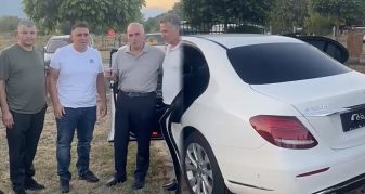Info Shqip: Xhemati i dhurojnë Mercedes luksoz imamit të fshatit: E gëzofsh hoxho, drejtoje me kujdes (VIDEO)