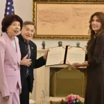 Haxhiu u dorëzon zyrtarisht shtetësinë e Kosovës Joe dhe Shirley DioGuardit