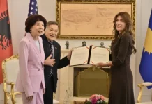 Haxhiu u dorëzon zyrtarisht shtetësinë e Kosovës Joe dhe Shirley DioGuardit