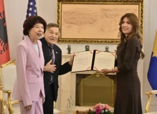 Haxhiu u dorëzon zyrtarisht shtetësinë e Kosovës Joe dhe Shirley DioGuardit