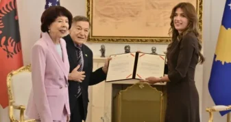 Info Shqip: Haxhiu u dorëzon zyrtarisht shtetësinë e Kosovës Joe dhe Shirley DioGuardit
