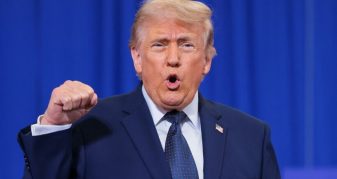Info Shqip: Tensionet me Iranin, Trump kërcënon Omanin: Nëse na del përpara, do ta bombardojmë pa mëshirë