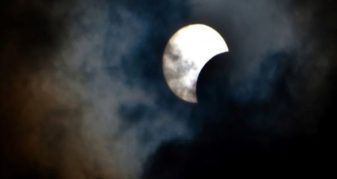 Info Shqip: Eklipsi pjesor i Diellit sonte mbi Maqedoni: Ja orari i saktë për Shkupin, Kumanovën, Tetovën dhe Strugën