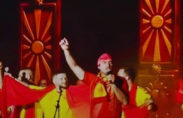 festa-flamuri-me-12-rreze-skandaloze