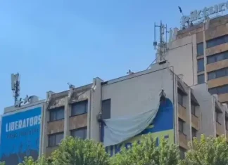 Hiqet flamuri gjigant i Ukrainës që ishte i vendosur në qendër të Prishtinës