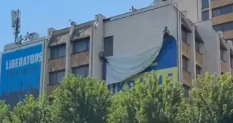 Info Shqip: Hiqet flamuri gjigant i Ukrainës që ishte i vendosur në qendër të Prishtinës