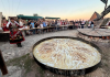 Përgatitet flia gjigante 3 metërshe në Festivalin e Flisë në Prapashticë, vizitorët shijojnë falas kos e produkte tradicionale