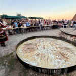 Info Shqip: Përgatitet flia gjigante 3 metërshe në Festivalin e Flisë në Prapashticë, vizitorët shijojnë falas kos e produkte tradicionale