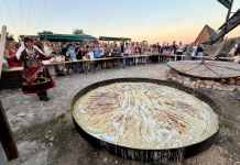 Përgatitet flia gjigante 3 metërshe në Festivalin e Flisë në Prapashticë, vizitorët shijojnë falas kos e produkte tradicionale