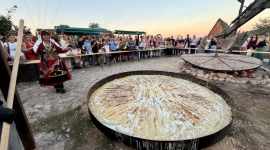 Info Shqip: Përgatitet flia gjigante 3 metërshe në Festivalin e Flisë në Prapashticë, vizitorët shijojnë falas kos e produkte tradicionale