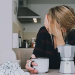 Ju dhemb koka dhe menjëherë bëni kafe: A është zgjidhje e mirë apo mund ta përkeqësojë problemin?