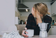 Ju dhemb koka dhe menjëherë bëni kafe: A është zgjidhje e mirë apo mund ta përkeqësojë problemin?