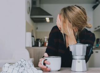 Ju dhemb koka dhe menjëherë bëni kafe: A është zgjidhje e mirë apo mund ta përkeqësojë problemin?