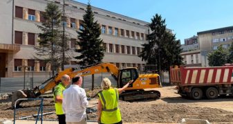 Info Shqip: Po ndërtohet parking për deputetët pranë Kuvendit, Gashi ndjek nga afër ecurinë e punimeve