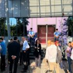 Deputetët e PDK afrohen te hyrja ndërtesës së Qeverisë, e pyesin sigurimin për Kurtin – “a ka ardhë”?