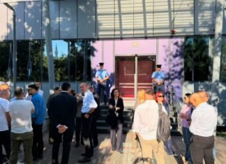 Deputetët e PDK afrohen te hyrja ndërtesës së Qeverisë, e pyesin sigurimin për Kurtin – “a ka ardhë”?